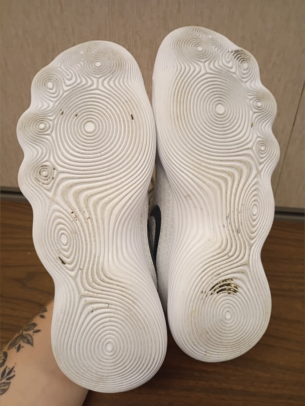 Nike Hyperdunk Low sneakers in a white and black Size 9.5. - Picture 6 of 8